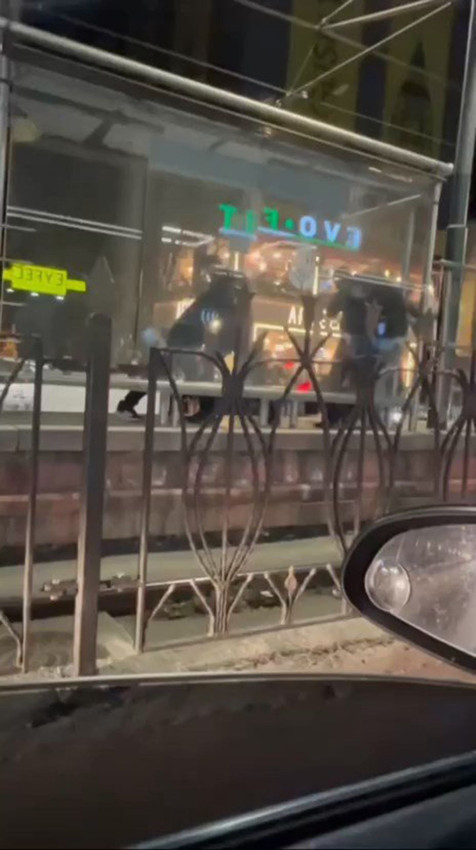 İstanbul'da tramvay durağında taciz zanlısına linç girişimi - Resim: 1