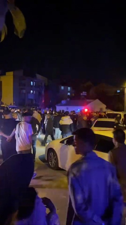 Çocukların kavgası meydan muharebesine döndü: Yüzlerce kişi sopalarla birbirine girdi - Resim: 2