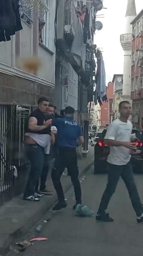 İstanbul'da ''dayı'' dehşeti! 4 yaşındaki yeğeninin olduğu araca kaldırım taşıyla saldırdı - Resim: 2