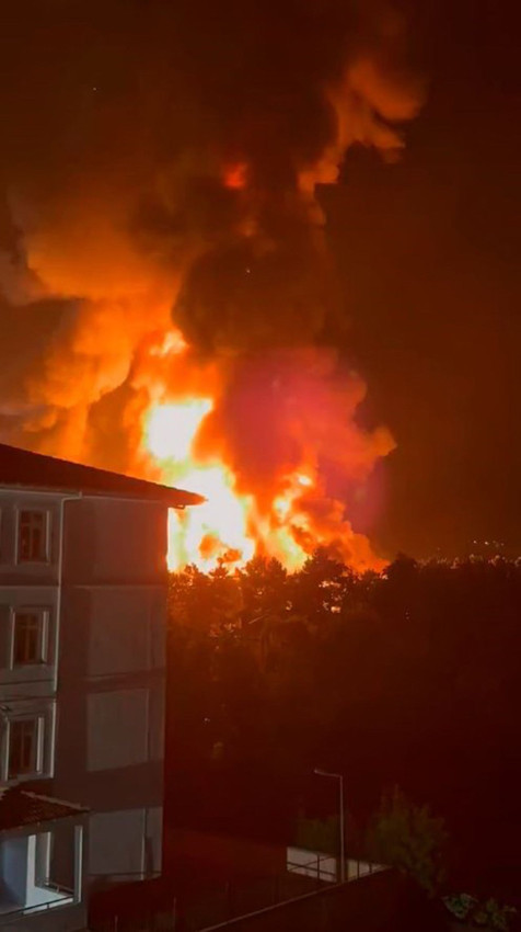 İstanbul'da fabrika yangını: Peş peşe patlamalar meydana geldi! - Resim: 1