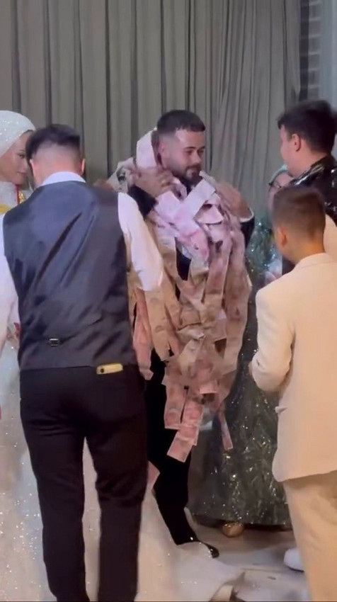 Damadı paraya boğdular; 50 metrelik kurdelanın boş yeri kalmadı... - Resim: 1