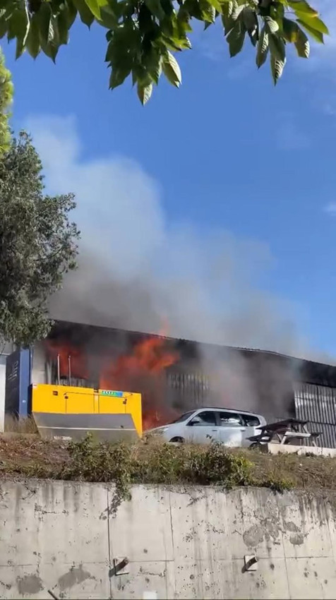 İstanbul'da korkutan yangın: Fabrika alevlere teslim oldu - Resim: 4