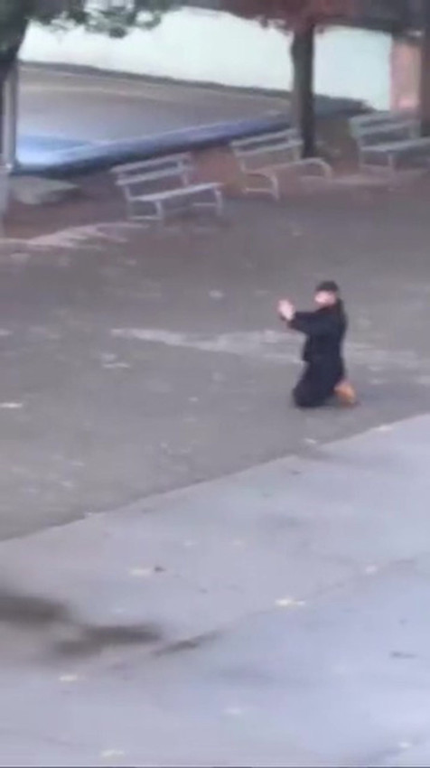 Bir baba, kızını rahatsız ettiğini öne sürdüğü bir genci okul bahçesinde silahla rehin aldı - Resim: 4