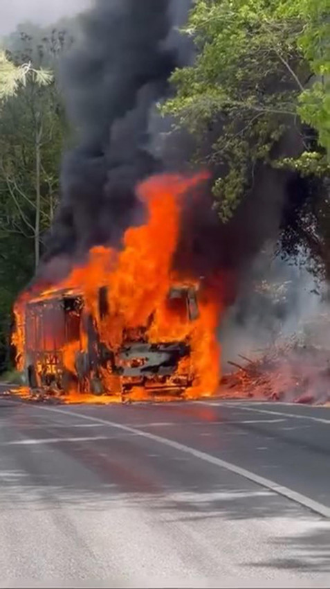 İstanbul'da korku dolu anlar: İETT otobüsü alev topuna döndü - Resim: 2