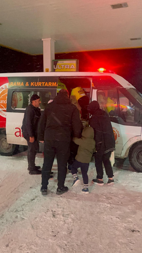 ''Beyaz kabus'' bir ilimizi esir aldı: Yüzlerce kişi mahsur kaldı - Resim: 1