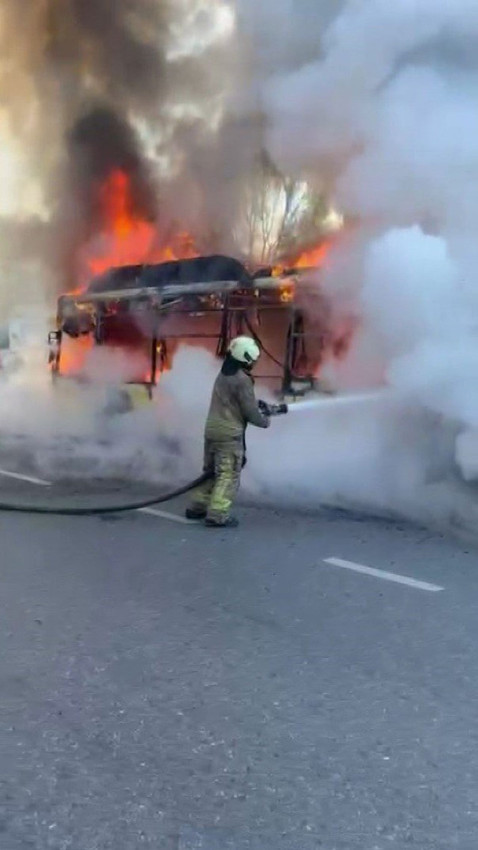 İstanbul'da İETT otobüsü alev topuna döndü: Yolcular son anda tahliye edildi - Resim: 3