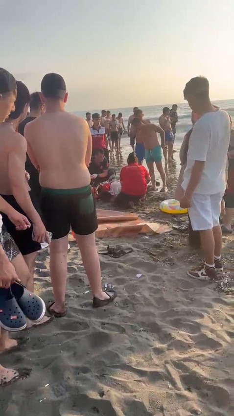 Deniz tatili kabusa dönüştü: Bir baba ve 3 oğlu hastanelik oldu - Resim: 1