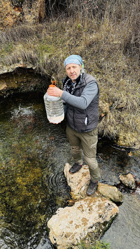 Kimi içiyor, kimi yıkanıyor! Şifa arayan soluğu burada alıyor - Resim: 2