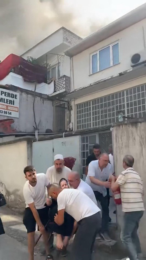 Bursa'da korkutan yangın: İtfaiye ekiplerine saldırdılar - Resim: 4