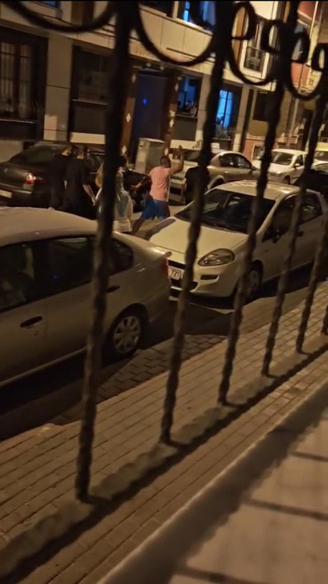 Sokak ortasında 2 çocuğa dayak attı, tokadı yedi! - Resim: 2