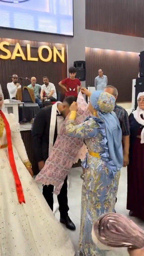 Mardin'deki düğünde gelin ve damada paradan yelek taktılar - Resim: 3