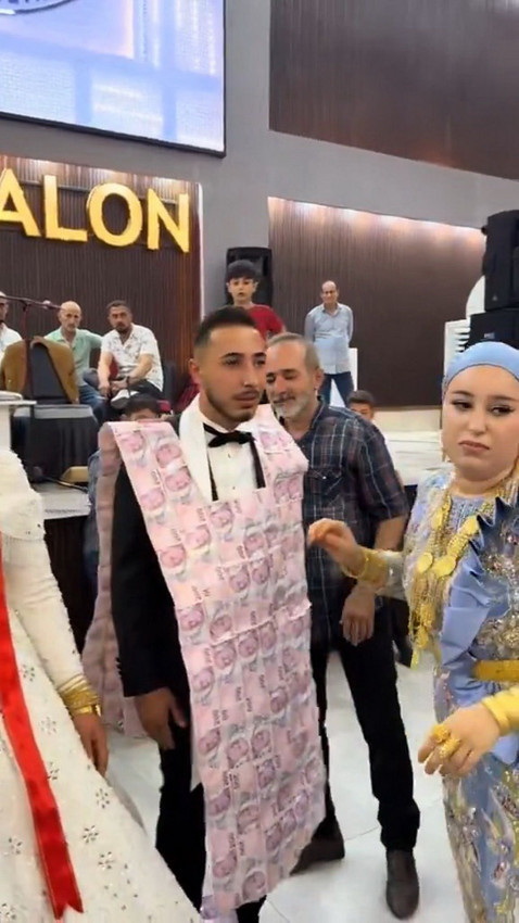 Mardin'deki düğünde gelin ve damada paradan yelek taktılar - Resim: 1