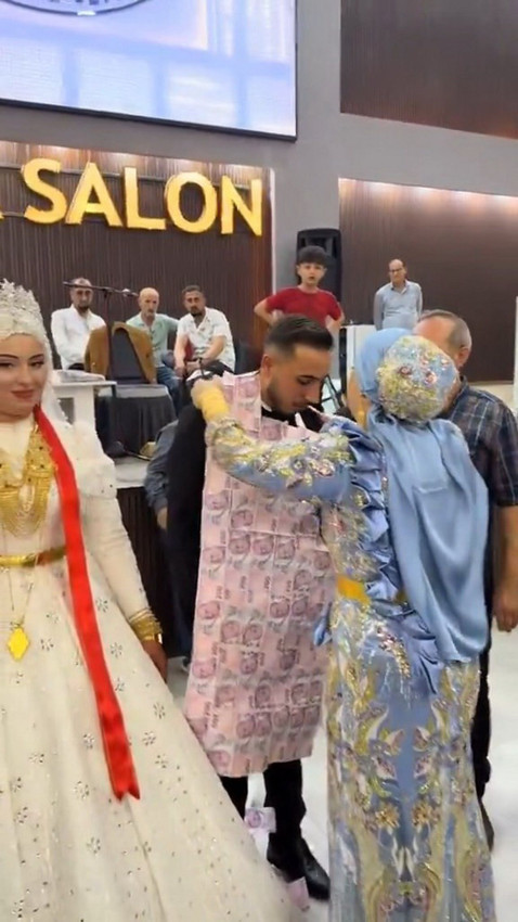 Mardin'deki düğünde gelin ve damada paradan yelek taktılar - Resim: 2