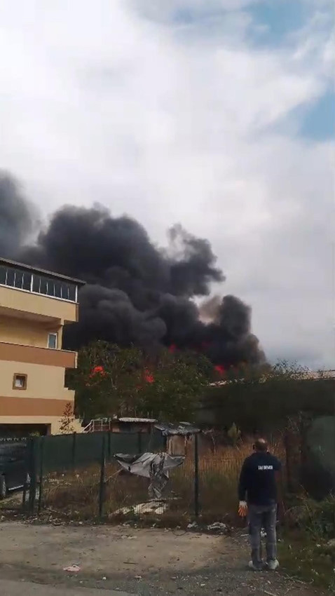 İstanbul'da korkutan yangın: Fabrika alevlere teslim oldu - Resim: 1