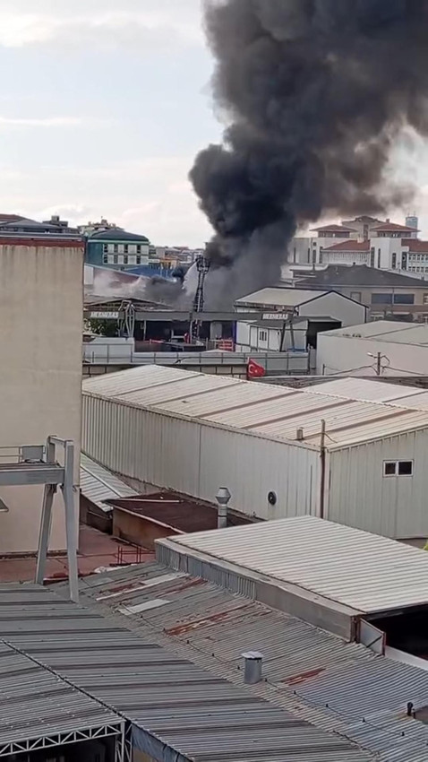 İstanbul'da korkutan yangın: Fabrika alevlere teslim oldu - Resim: 3