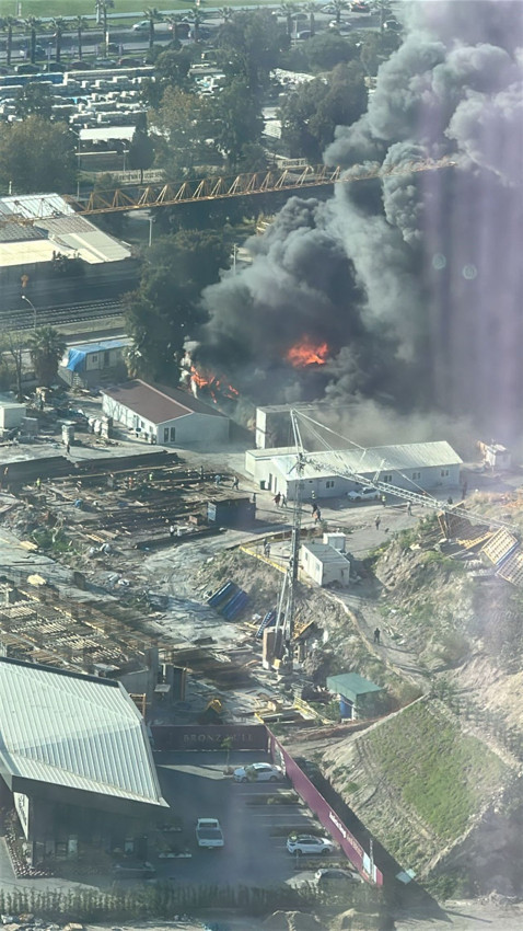 İzmir'de büyük yangın; dumanlar gökyüzünü sardı - Resim: 1