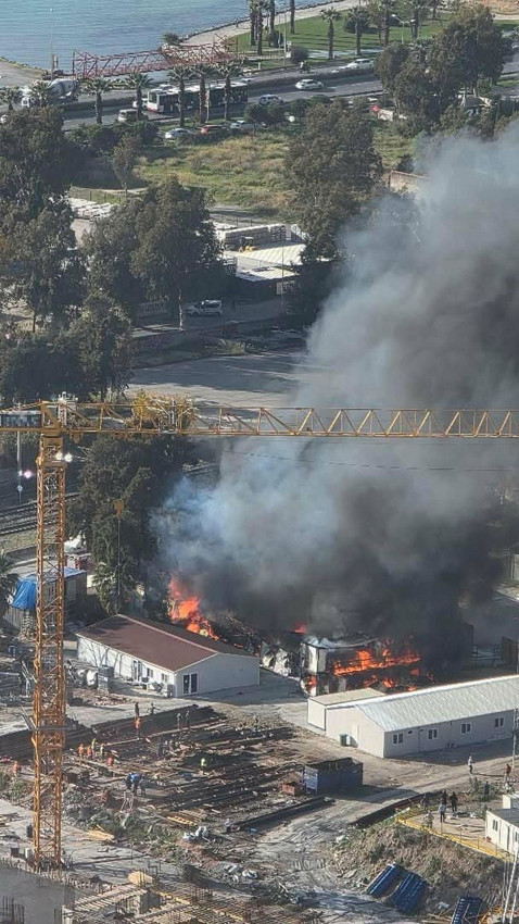 İzmir'de büyük yangın; dumanlar gökyüzünü sardı - Resim: 4