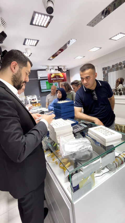 Bir kuyumcu kadınların ''evde altın günü''nü dükkanına taşıdı - Resim: 1