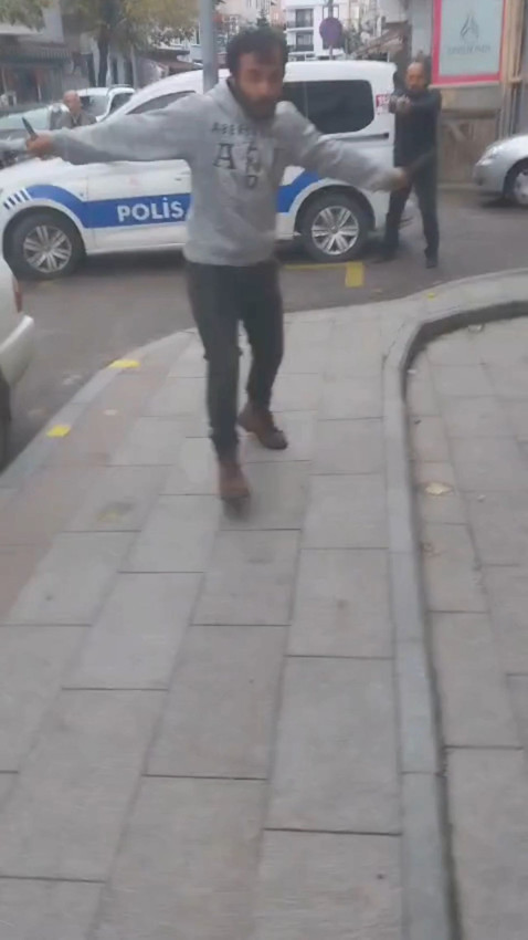Aranması olan şüpheli, polise saldırdı: Polislere direndi, vurularak etkisiz hale getirildi - Resim: 3