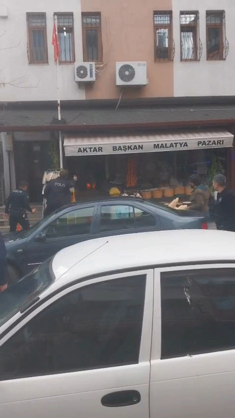 Aranması olan şüpheli, polise saldırdı: Polislere direndi, vurularak etkisiz hale getirildi - Resim: 1