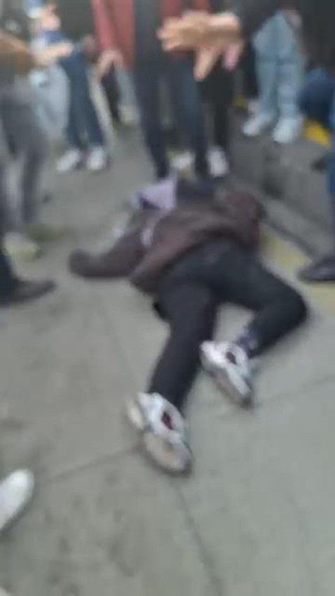 Metrobüs durağında korkunç kaza: Metrobüs bayılıp yola düşen genç kıza çarptı - Resim: 4