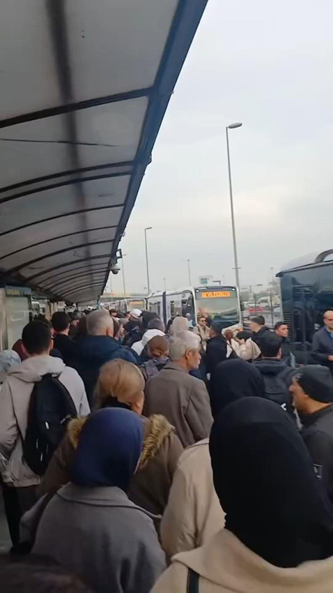 Metrobüs durağında korkunç kaza: Metrobüs bayılıp yola düşen genç kıza çarptı - Resim: 3