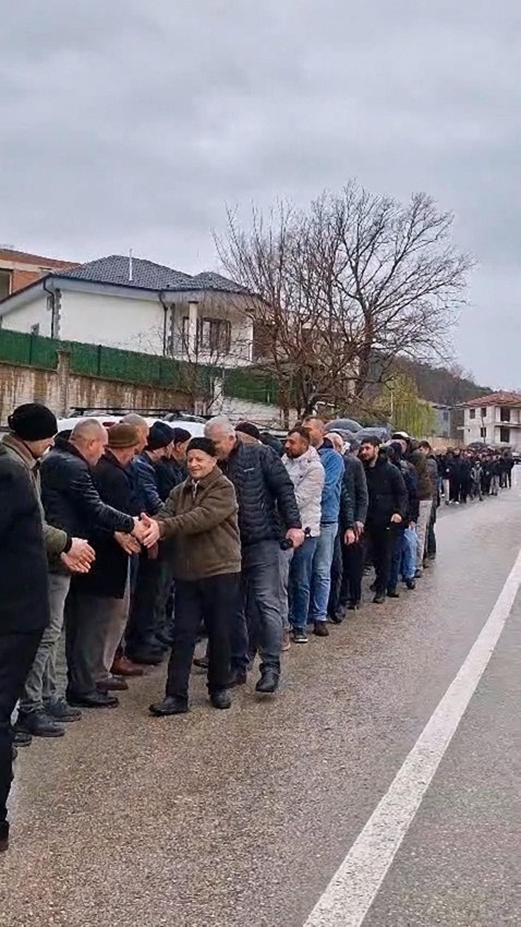60 yıllık bayram geleneği unutulmadı: 1 kilometrelik kuyruk oluştu - Resim: 2