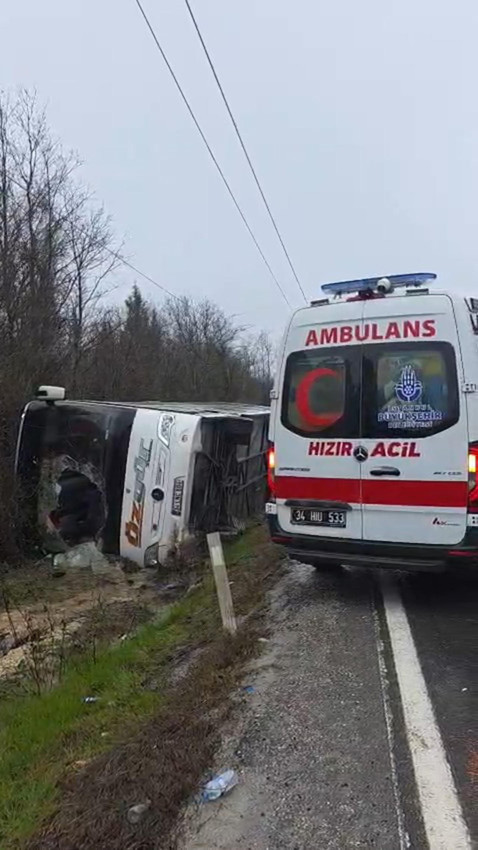 İstanbul'da polisleri taşıyan minibüs devrildi: Yaralılar var - Resim: 2