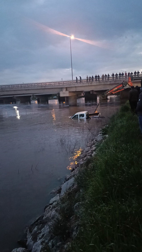 Bursa'da ''kestirme'' yol faciası: Akıntıya kapılan sürücünün cansız bedeni 6 saat sonra bulundu - Resim: 3