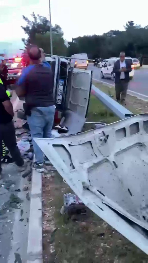 Otoyolda korkunç kaza! Bir otomobil kağıt gibi ikiye bölünüp metal yığınına döndü - Resim: 3
