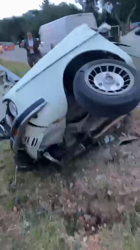 Otoyolda korkunç kaza! Bir otomobil kağıt gibi ikiye bölünüp metal yığınına döndü - Resim: 2