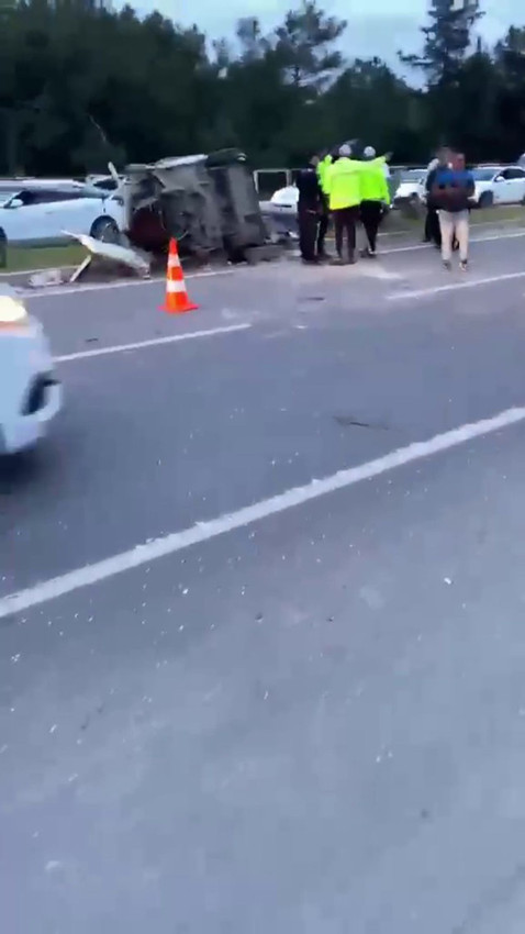 Otoyolda korkunç kaza! Bir otomobil kağıt gibi ikiye bölünüp metal yığınına döndü - Resim: 4