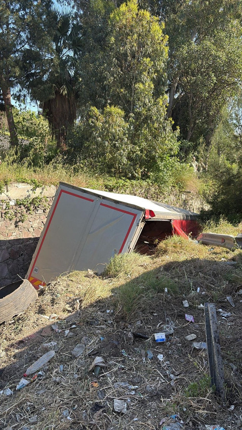 İzmir'de TIR dehşeti! Karşı şeride geçip araçlara çarptı: Ölü ve yaralılar var - Resim: 2