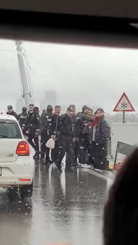 15 Temmuz Şehitler Köprüsü'nde hareketli dakikalar: Trafiği kesen gruba polis müdahale etti - Resim: 2