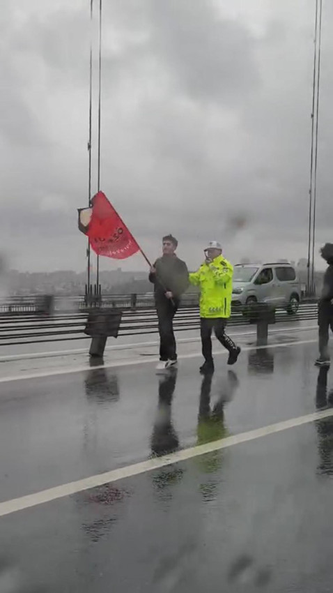 15 Temmuz Şehitler Köprüsü'nde hareketli dakikalar: Trafiği kesen gruba polis müdahale etti - Resim: 4
