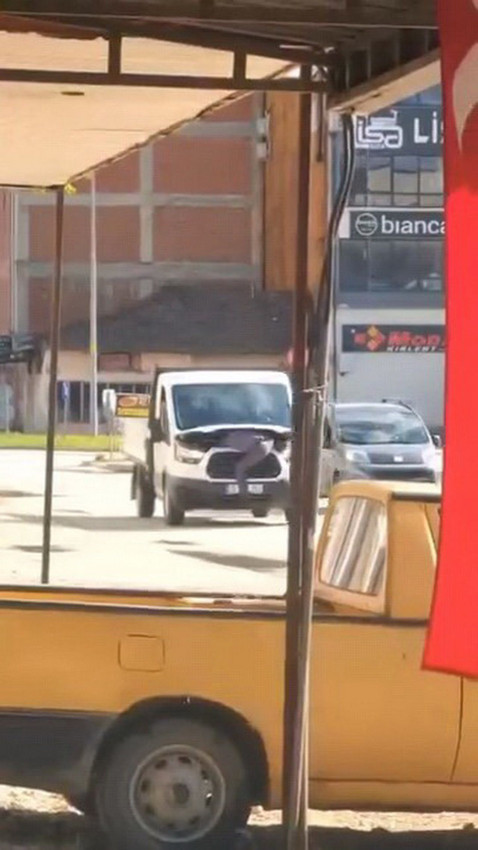 Traifkte akılalmaz görüntü... Tamirci seyir halindeki kamyonetin motoruna girip arıza aradı - Resim: 2