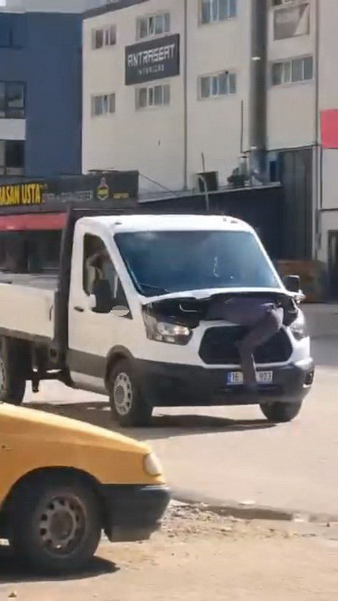 Traifkte akılalmaz görüntü... Tamirci seyir halindeki kamyonetin motoruna girip arıza aradı - Resim: 3