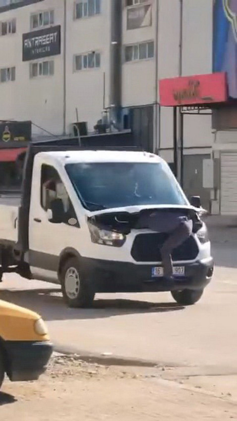 Traifkte akılalmaz görüntü... Tamirci seyir halindeki kamyonetin motoruna girip arıza aradı - Resim: 4