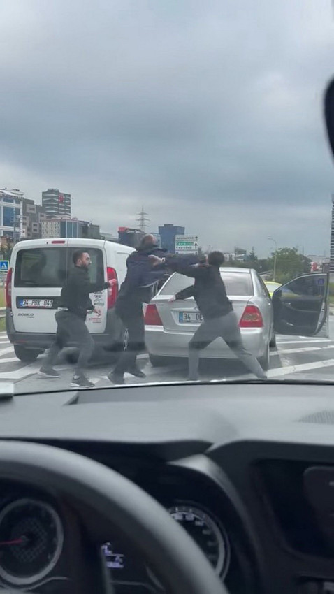 İstanbul'da trafik terörü: İki sürücünün tekmeli yumruklu kavgası kamerada - Resim: 2