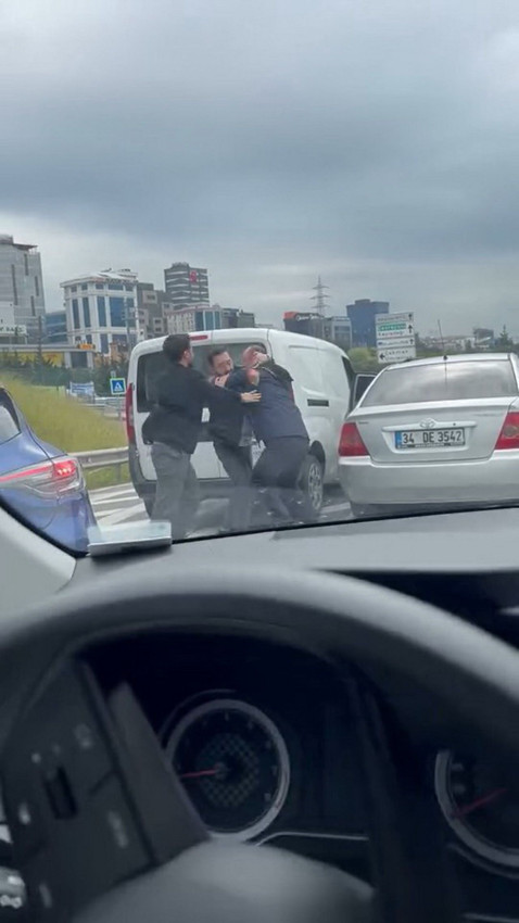 İstanbul'da trafik terörü: İki sürücünün tekmeli yumruklu kavgası kamerada - Resim: 4