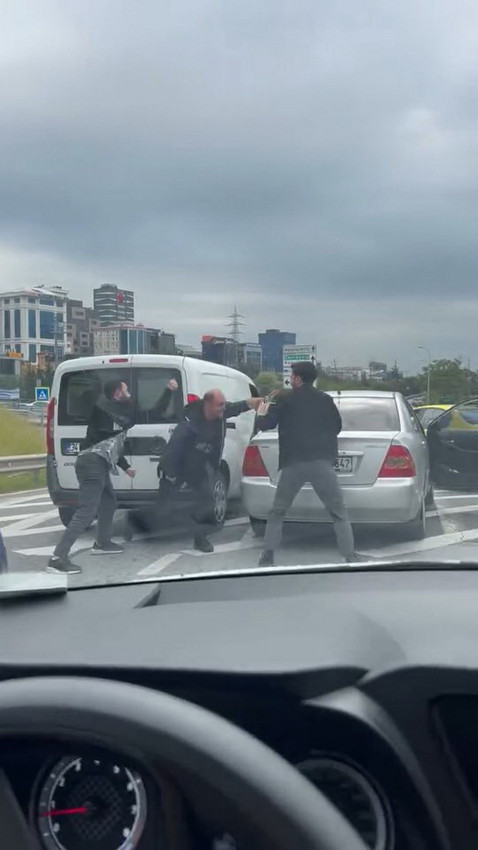 İstanbul'da trafik terörü: İki sürücünün tekmeli yumruklu kavgası kamerada - Resim: 3