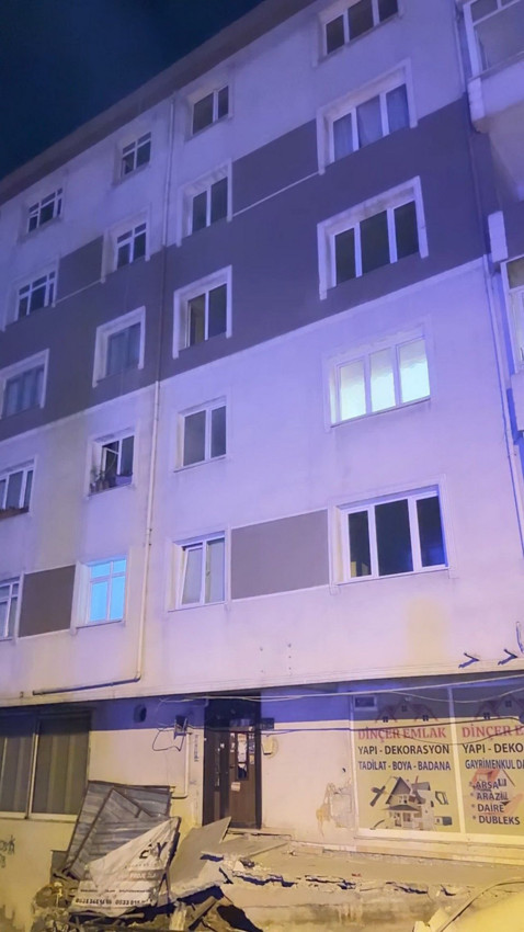 Avcılar'da temel kazısı az daha facia getiriyordu: Merdiveni çöken bina tahliye edildi - Resim: 2