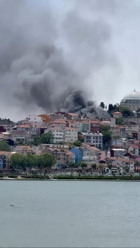 İstanbul'da korkutan yangın: Binayı saran alevler araçlara sıçradı! - Resim: 3