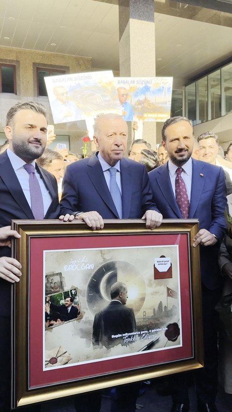 Gençlerden Erdoğan'ı duygulandıran Babalar Günü sürprizi: ''Baba bir geceni de bize ayır'' - Resim: 3