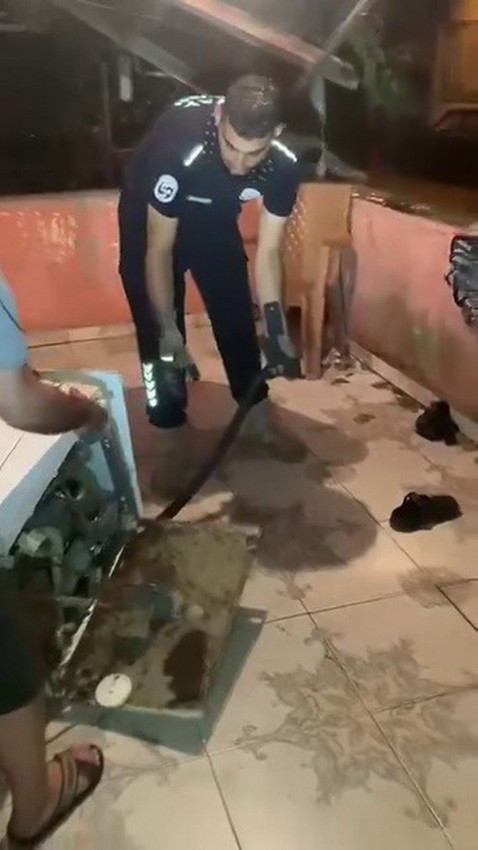 Bulaşık makinesinden 2 metrelik dev bir karayılan çıktı - Resim: 2