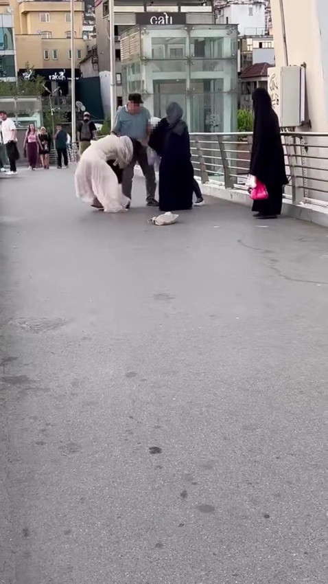 Üst geçitte şoke eden görüntüler: Hemcinsini evire çevire dövdü! - Resim: 3