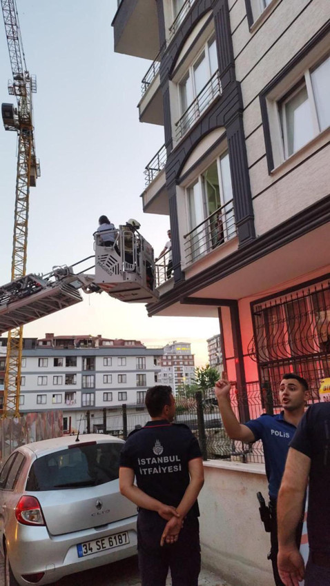 İstanbul'da korkutan göçük: Binada mahsur kalan 29 kişiyi itfaiye kurtardı - Resim: 4