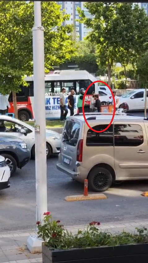 Trafikte yine yol verme terörü: Kaskıyla minibüse saldırdı! - Resim: 4