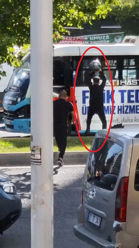 Trafikte yine yol verme terörü: Kaskıyla minibüse saldırdı! - Resim: 3