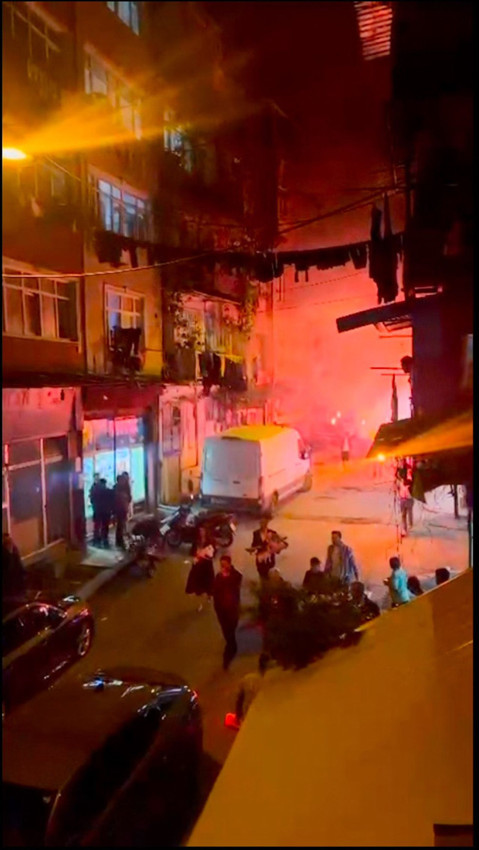 İstanbul'da kız isteme eğlencesinde apartmanı ateşe verdiler; 8 kişi mahsur kaldı - Resim: 1